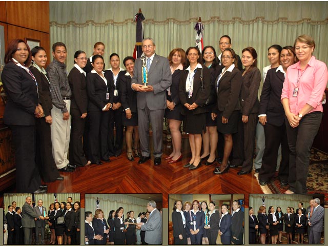Imagen Presidente SCJ felicita y entrega trofeo a equipo de Voleibol